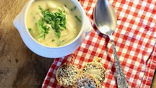 Ein hei&szlig;es Rezept f&uuml;r kalte Tage: Zwiebelsuppe mit Parmesantalern.