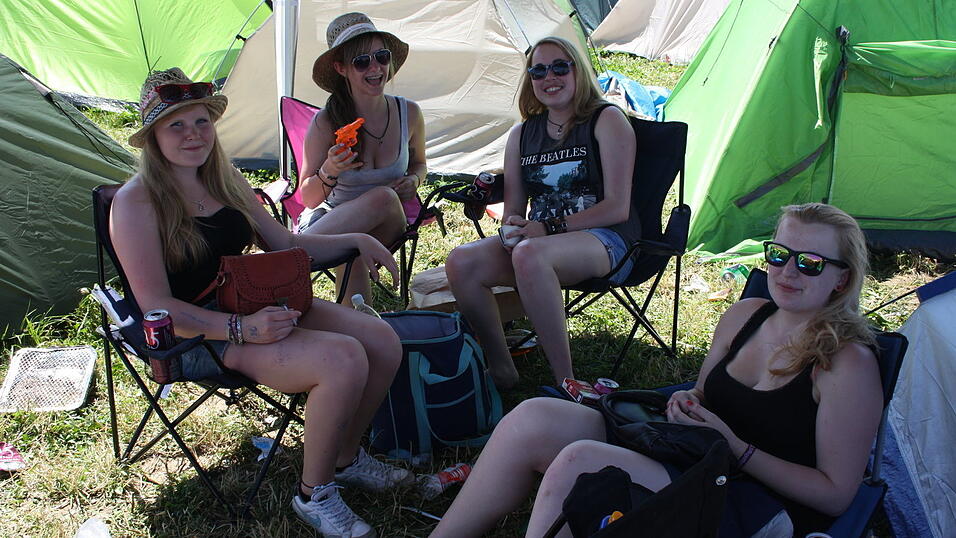 Ein Streifzug durch das Campinggelände: Trotz heißer Temperaturen sind die Festivalbesucher bestens gelaunt. (Foto: David Voltz) Ein Streifzug durch das Campinggelände: Trotz heißer Temperaturen sind die Festivalbesucher bestens gelaunt. (Foto: David Voltz)