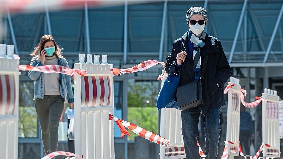 Absperrb&auml;nder und -w&auml;nde waren Mitte April 2020 vor der Regensburger Uniklinik aufgestellt.