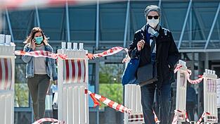 Absperrb&auml;nder und -w&auml;nde waren Mitte April 2020 vor der Regensburger Uniklinik aufgestellt.