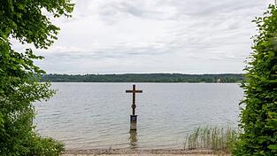 Ein Kreuz im Starnberger See markiert die Stelle, an der König Ludwig II. vor 140 Jahren tot gefunden wurde. Ein Kreuz im Starnberger See markiert die Stelle, an der König Ludwig II. vor 140 Jahren tot gefunden wurde.
