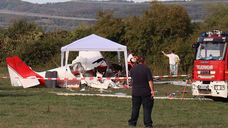 Bei dem Flugzeugabsturz im hessischen Viernheim sind zwei Männer gestorben, eine Frau und ein Kleinkind wurden schwerst verletzt. Bei dem Flugzeugabsturz im hessischen Viernheim sind zwei Männer gestorben, eine Frau und ein Kleinkind wurden schwerst verletzt.
