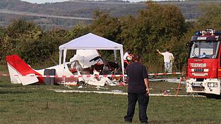 Bei dem Flugzeugabsturz im hessischen Viernheim sind zwei Männer gestorben, eine Frau und ein Kleinkind wurden schwerst verletzt. Bei dem Flugzeugabsturz im hessischen Viernheim sind zwei Männer gestorben, eine Frau und ein Kleinkind wurden schwerst verletzt.