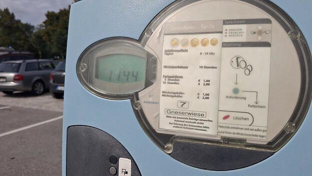 Auf den Automaten ist die neue Geb&uuml;hrenpflicht vermerkt.