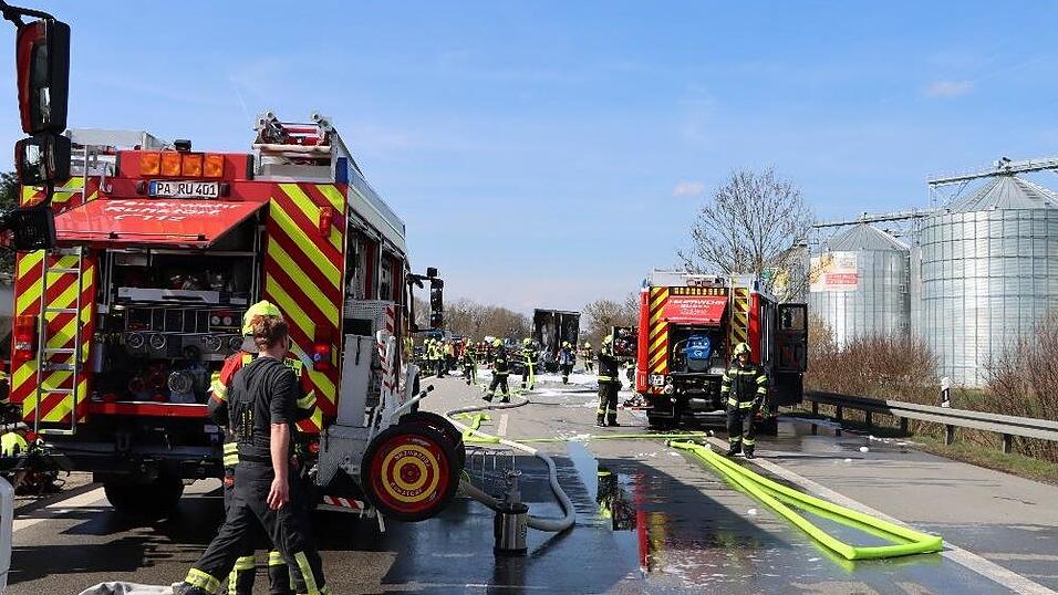 Bei dem Unfall auf der A3 fingen beide Fahrzeuge danach Feuer und mussten gelöscht werden. Bei dem Unfall auf der A3 fingen beide Fahrzeuge danach Feuer und mussten gelöscht werden.