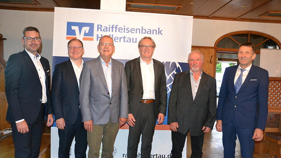 Aufsichtsratsvorsitzender Peter Neumaier (rechts) sowie (v. l.) die beiden Vorst&auml;nde Thomas Maier und Florian Maier gratulierten Erich Puls, Michael Linseisen und Johann Hutter zur Wiederwahl als Aufsichtsr&auml;te.