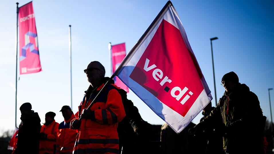 Verdi-Mitglieder gehen auf die Stra&szlig;e. (Archivbild)