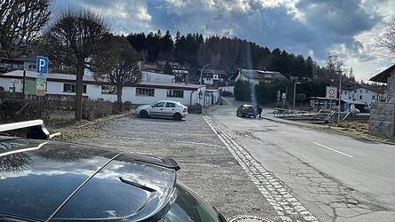Bereits ab Sonntagabend ist der Parkplatz beim Wasserspielplatz nicht mehr nutzbar.