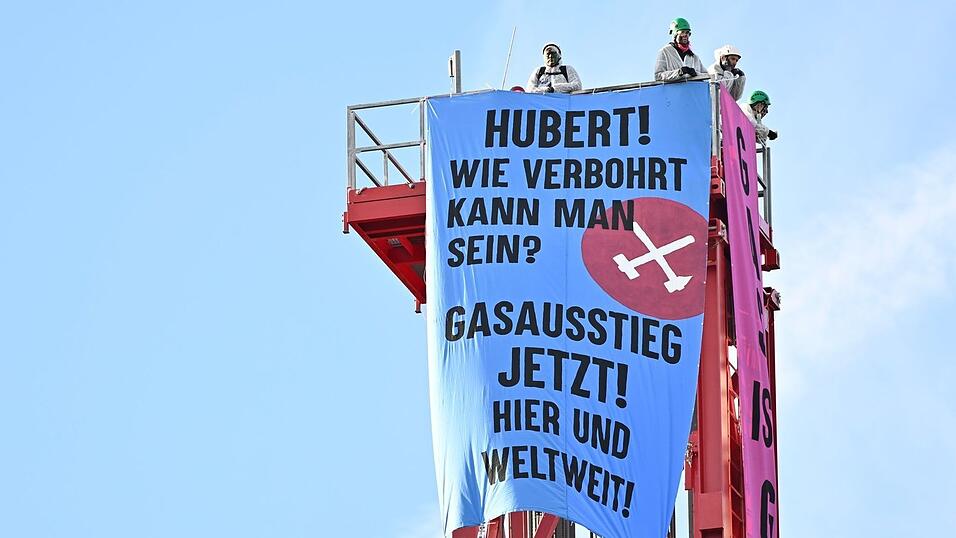Die Aktivisten hatten auf dem Bohrturm ein Protestbanner befestigt. (Archivbild)