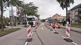 Als sinnvolle Maßnahme erwies sich auch die zusätzlich eingerichtete Mittelspur für Einsatzkräfte auf der Hans-Krämer-/Neusiedler Straße. Als sinnvolle Maßnahme erwies sich auch die zusätzlich eingerichtete Mittelspur für Einsatzkräfte auf der Hans-Krämer-/Neusiedler Straße.