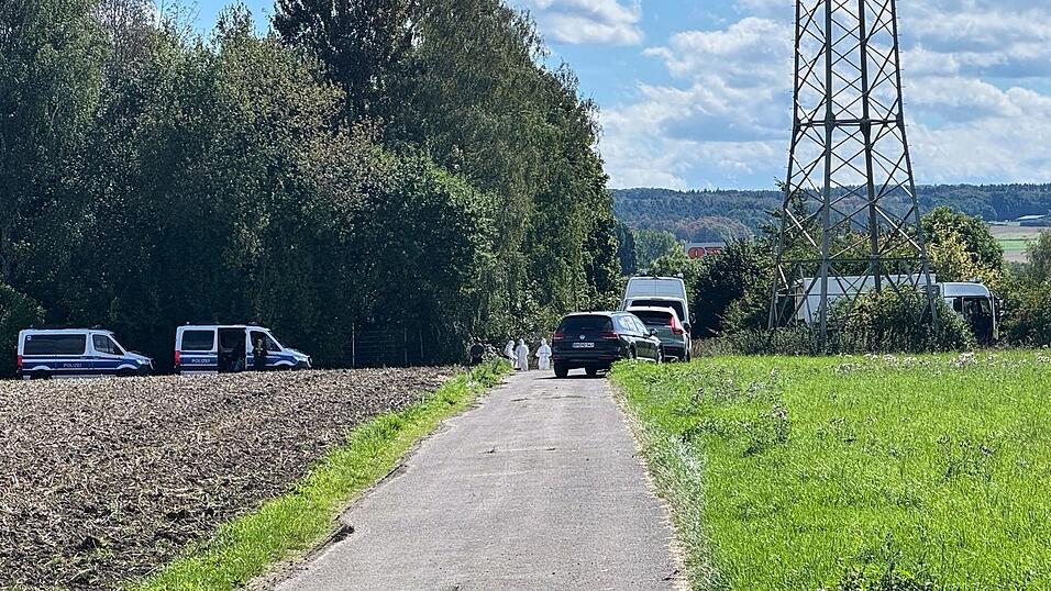 Die Spurensicherung am Ort der Festnahme in der N&auml;he des Kraftwerks Weisweiler.
