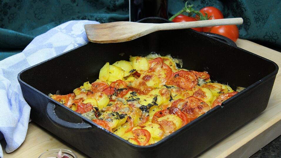Deftig und zugleich vegetarisch wird es mit dem bunten herzhaften Kartoffelgratin.