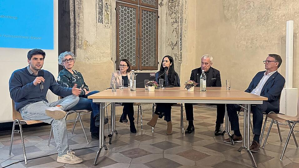 Der Antisemitismus sei so bedrohlich, dass jüdische Deutsche darüber nachdenken würden, nach Israel auszuwandern, sagte Ron Dekel (links, Verband jüdischer Studenten in Bayern) auf dem Podium. Der Antisemitismus sei so bedrohlich, dass jüdische Deutsche darüber nachdenken würden, nach Israel auszuwandern, sagte Ron Dekel (links, Verband jüdischer Studenten in Bayern) auf dem Podium.