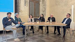 Der Antisemitismus sei so bedrohlich, dass jüdische Deutsche darüber nachdenken würden, nach Israel auszuwandern, sagte Ron Dekel (links, Verband jüdischer Studenten in Bayern) auf dem Podium.
