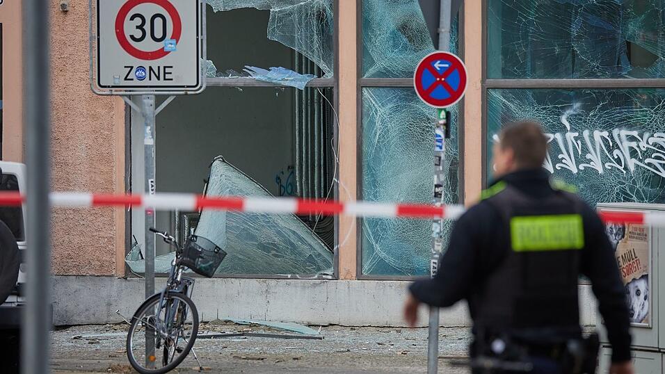 Durch eine starke Explosion gingen vor einem Jahr im Berliner Stadtteil Sch&ouml;neberg viele Fensterscheiben zu Bruch (Archivbild).