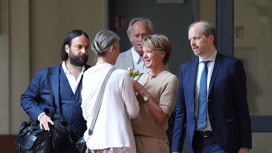 Eine Frau &uuml;berreicht Christina Block Blumen.