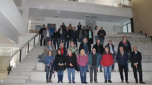 Knapp 30 Kreisräte waren der Einladung von Landrat Ronny Raith (vorne, r.) gefolgt. Knapp 30 Kreisräte waren der Einladung von Landrat Ronny Raith (vorne, r.) gefolgt.