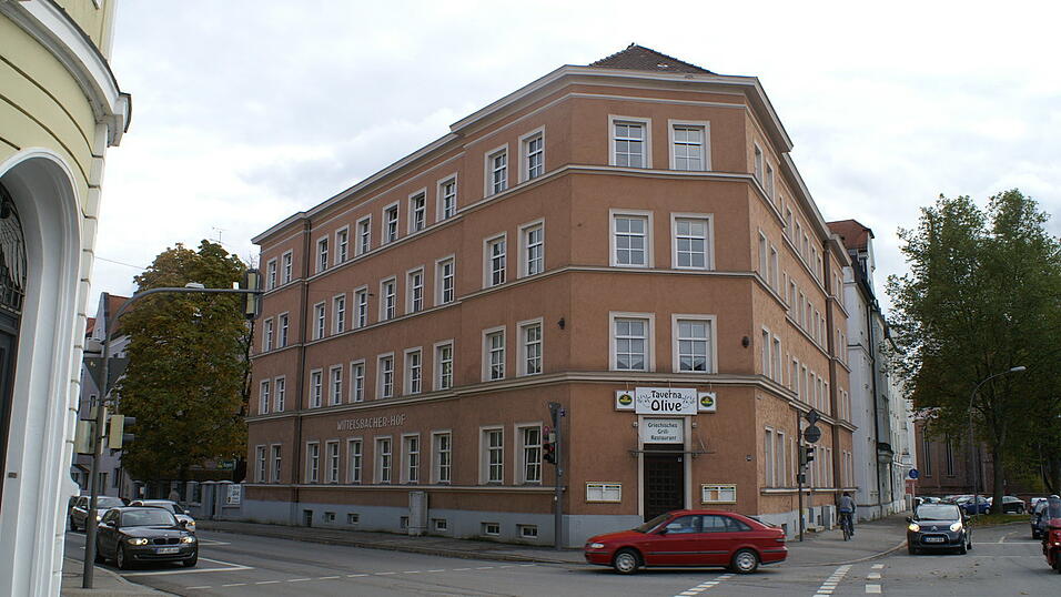 Im ehemaligen 'Wittelsbacher Hof' könnte bald eine Tabledance-Bar Unterschlupf finden. (Foto: rüd) Im ehemaligen 'Wittelsbacher Hof' könnte bald eine Tabledance-Bar Unterschlupf finden. (Foto: rüd)
