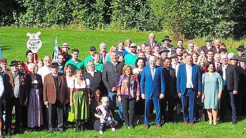 Die Festgesellschaft feiert das 100-jährige Bestehen der Schützengesellschaft Berg am Loam. Die Festgesellschaft feiert das 100-jährige Bestehen der Schützengesellschaft Berg am Loam.