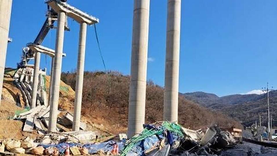 Mindestens zwei Personen bei einem Brückeneinsturz in Südkorea gestorben. Mindestens zwei Personen bei einem Brückeneinsturz in Südkorea gestorben.