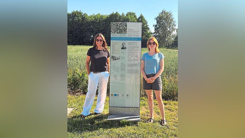 In Siegenburg ist mit Leader-Mitteln ein Gedenkort entstanden, der an ein Verbrechen der Nazis erinnert. Lehrerin Maria Rauscher (li.) hatte mit Sch&uuml;lern der Johann-Turmair-Realschule Abensberg das Projekt initiiert, wie sie MdB Marlene Sch&ouml;nberger (re.) berichtete.