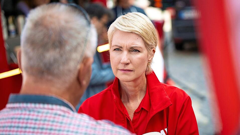 Manuela Schwesig geht beim Wahlkampf mit den B&uuml;rgern ins Gespr&auml;ch.