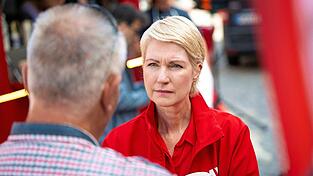 Manuela Schwesig geht beim Wahlkampf mit den B&uuml;rgern ins Gespr&auml;ch.