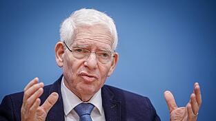 Der Pr&auml;sident des Zentralrats der Juden, Josef Schuster, berichtet, dass seit dem 7. Oktober weniger j&uuml;dische Menschen in Deutschland Gottesdienste besuchen w&uuml;rden.