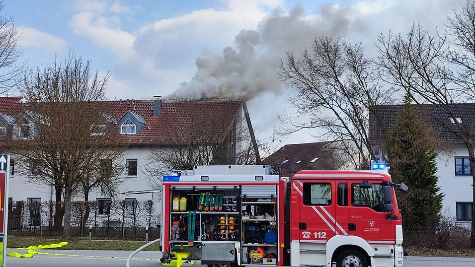 Ausgebrochen ist das Feuer im Dachstuhl.