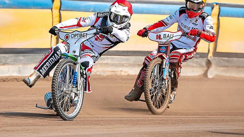 DUELL DER GENERATIONEN: Der 22-j&auml;hrige Nick Skorja (rechts) bedr&auml;ngt den fr&uuml;heren GP-Piloten Hans Andersen (40) - jedoch vergeblich, weil der d&auml;nische 'Oldie' von Lokomotiv Daugavpils die beherzte Attacke des Landshuters ebenso gelassen wie akrobatisch abwehrt.