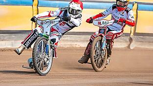 DUELL DER GENERATIONEN: Der 22-j&auml;hrige Nick Skorja (rechts) bedr&auml;ngt den fr&uuml;heren GP-Piloten Hans Andersen (40) - jedoch vergeblich, weil der d&auml;nische 'Oldie' von Lokomotiv Daugavpils die beherzte Attacke des Landshuters ebenso gelassen wie akrobatisch abwehrt.