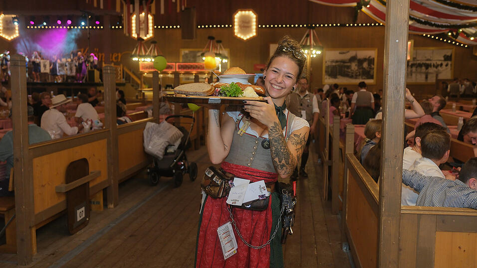 Die Partybilder vom Dienstag, 15. August 2023, aus dem Festzelt Krönner. Die Partybilder vom Dienstag, 15. August 2023, aus dem Festzelt Krönner.