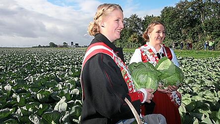 In Anlehnung an die ehemalige Bauernrepublik Dithmarschen halten Regentinnen den Kohl in der Hand.