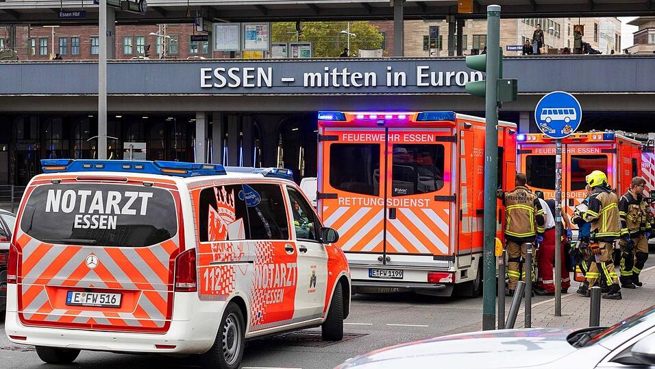 Am Essener Hauptbahnhof wurden laut Polizei zwei Personen verletzt.