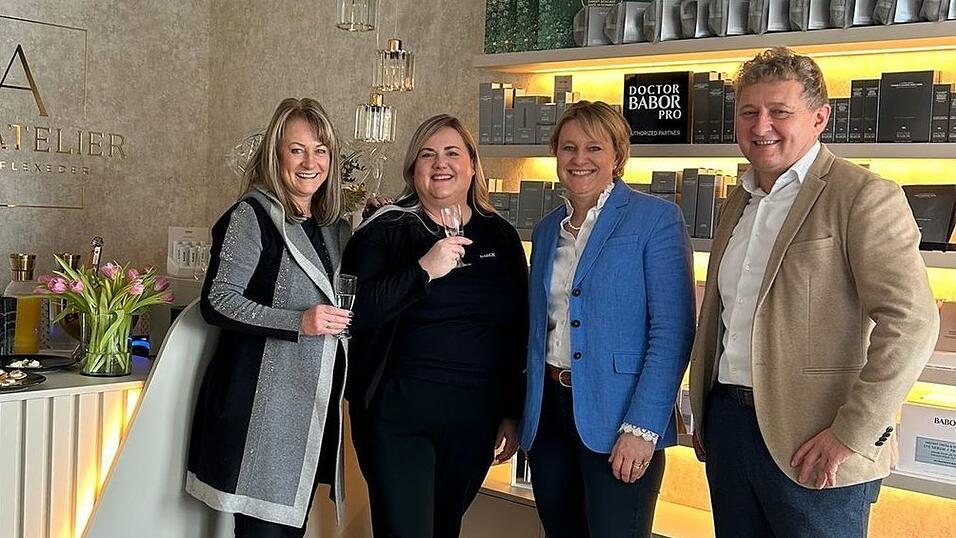 Sabrina Flexeder (2. v. l.) bei der Wiederer&ouml;ffnung des Haut-Ateliers mit Julia Gr&auml;fin von Arco auf Valley und B&uuml;rgermeister Josef Beham
