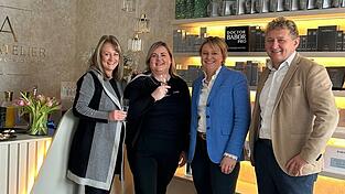 Sabrina Flexeder (2. v. l.) bei der Wiederer&ouml;ffnung des Haut-Ateliers mit Julia Gr&auml;fin von Arco auf Valley und B&uuml;rgermeister Josef Beham