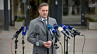 Premier Golob erhob nach der Wahl den Regierungsanspruch, es ist aber fraglich, ob im neuen Parlament die dafür nötige Mehrheit hat. Premier Golob erhob nach der Wahl den Regierungsanspruch, es ist aber fraglich, ob im neuen Parlament die dafür nötige Mehrheit hat.