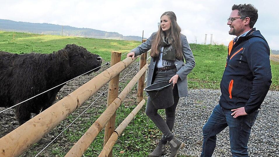 Landtagsabgeordneter Dr. Gerhard Hopp zeigte sich beeindruckt von dem Biobetrieb mit Galloway-Rindern, den Sarah Baumgartner am G&auml;nsberg f&uuml;hrt.