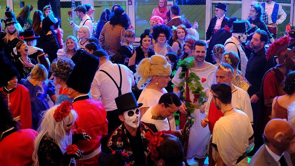 Der Künstlerball bot ein großes Showprogramm. Der Künstlerball bot ein großes Showprogramm.