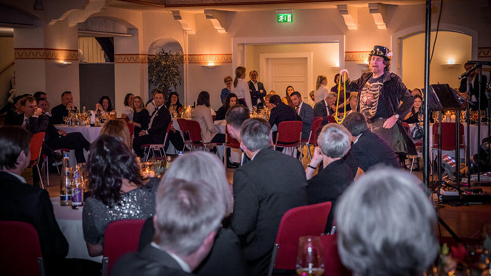 Anlässlich des 225-jährigen Bestehens veranstaltete das Landshuter Modehaus Oberpaur eine Jubliäumsgala - samt Vorführung historischer Abendkleider. Anlässlich des 225-jährigen Bestehens veranstaltete das Landshuter Modehaus Oberpaur eine Jubliäumsgala - samt Vorführung historischer Abendkleider.