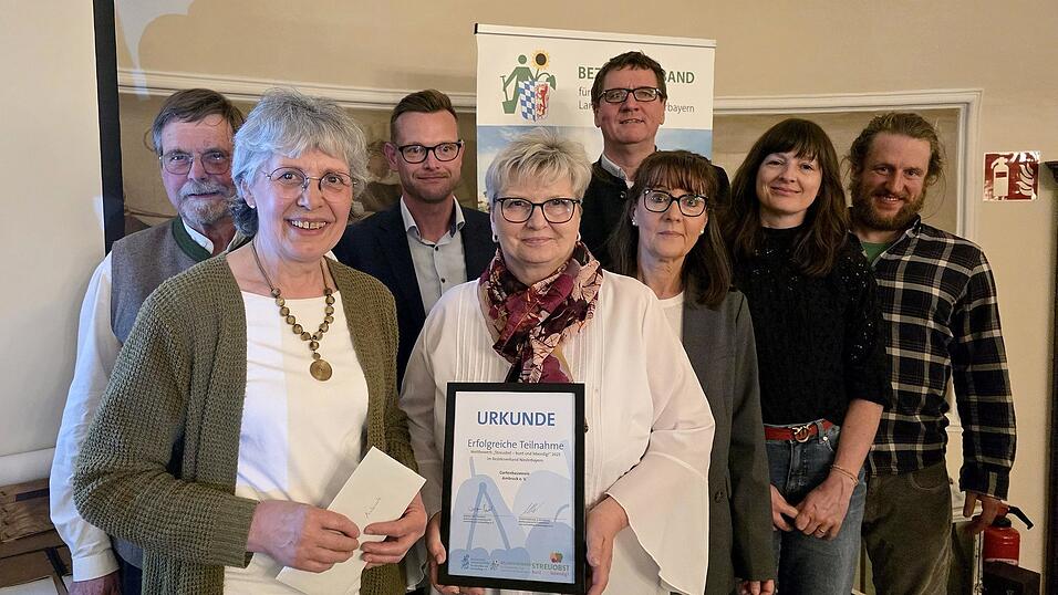 Bei der Übergabe: (v.l.) Präsident Wolfram Vaitl, Gerlinde Grassl, Bezirksgeschäftsführer Andreas Kinateder, Sabine Vogl, Bezirksvorsitzender Harald Hillebrand, Claudia Schreckinger, Katharina Schmitz und Kreisfachberater Martin Straub Bei der Übergabe: (v.l.) Präsident Wolfram Vaitl, Gerlinde Grassl, Bezirksgeschäftsführer Andreas Kinateder, Sabine Vogl, Bezirksvorsitzender Harald Hillebrand, Claudia Schreckinger, Katharina Schmitz und Kreisfachberater Martin Straub