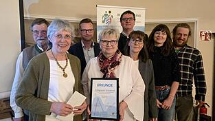 Bei der &Uuml;bergabe: (v.l.) Pr&auml;sident Wolfram Vaitl, Gerlinde Grassl, Bezirksgesch&auml;ftsf&uuml;hrer Andreas Kinateder, Sabine Vogl, Bezirksvorsitzender Harald Hillebrand, Claudia Schreckinger, Katharina Schmitz und Kreisfachberater Martin Straub