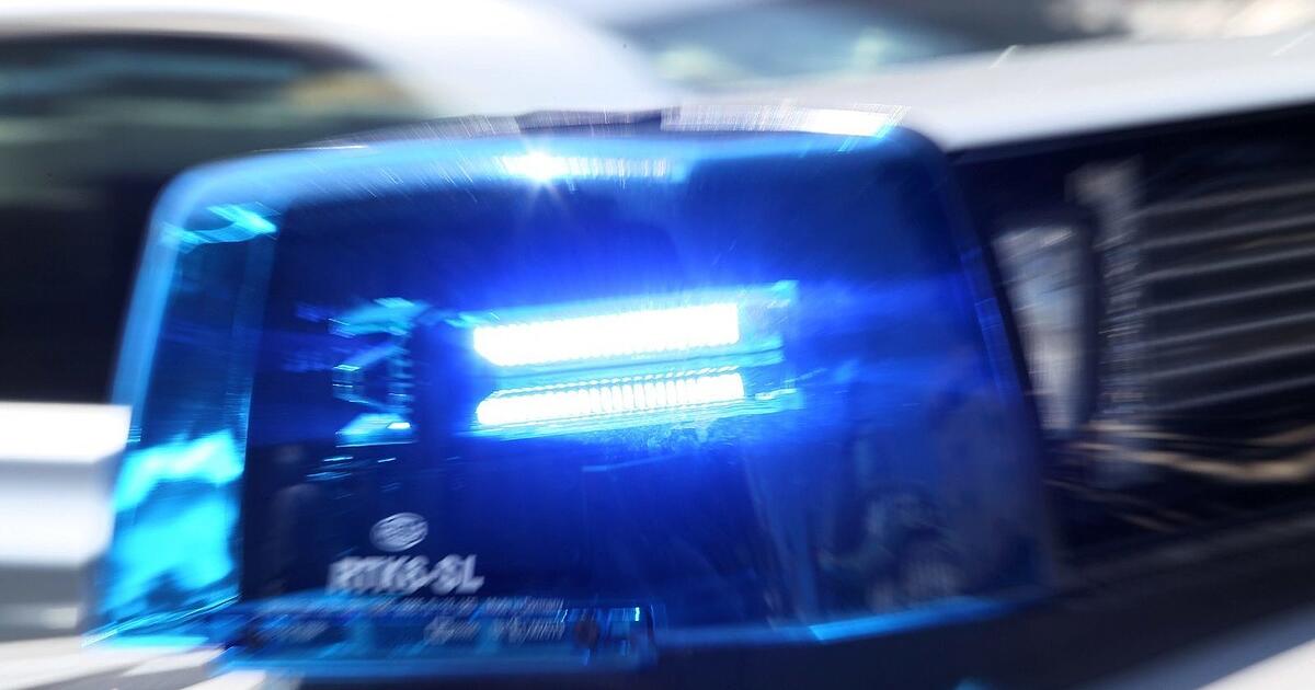Frau tritt in geöffneten Gullyschacht in Bad Kötzting