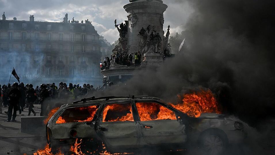 Auch in der Hauptstadt Paris kam es am Rande der Proteste zu Zusammenstößen und Gewalttaten. Auch in der Hauptstadt Paris kam es am Rande der Proteste zu Zusammenstößen und Gewalttaten.