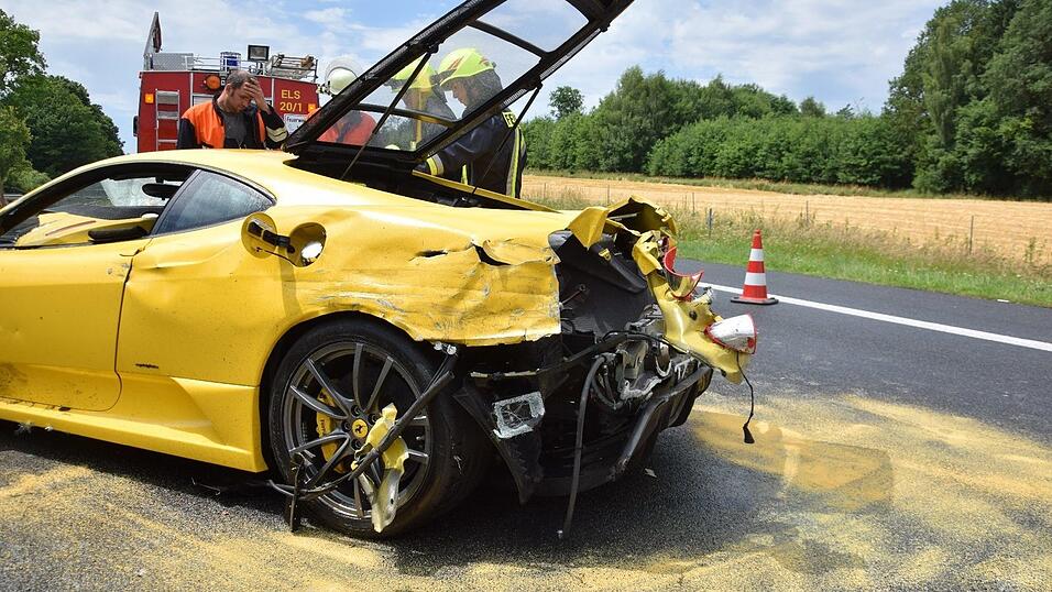 Auf der A93 bei Aiglsbach ist am Freitagmittag ein Ferrari in eine Leitplanke gekracht.