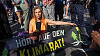 Klima-Aktivistin Anja Windl hält ein Banner mit der Aufschrift 'Hört auf den Klimarat'. Klima-Aktivistin Anja Windl hält ein Banner mit der Aufschrift 'Hört auf den Klimarat'.