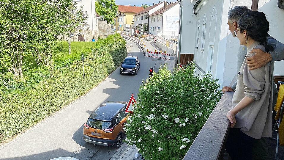 Ihren Balkon nutzen Laura und Alexander Tononi nur noch selten. Die Abgas- und L&auml;rmbelastung durch die wartenden Fahrzeuge an der Baustellenampel in der Holzapfelstra&szlig;e ist zu gro&szlig;.