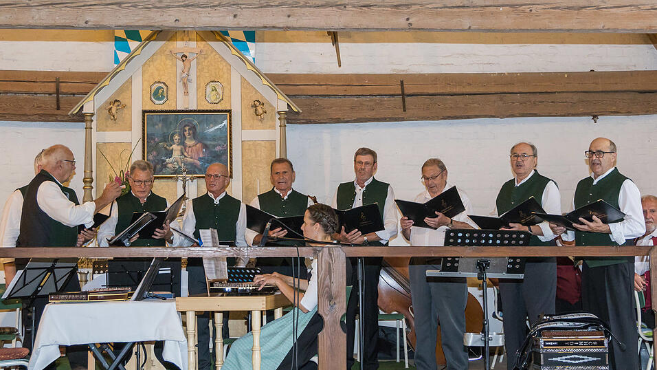 Der Münsterer Männerchor beim Begrüßungslied begleitet von Ingrid Werner.