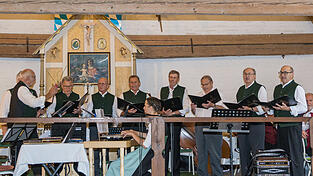 Der Münsterer Männerchor beim Begrüßungslied begleitet von Ingrid Werner.