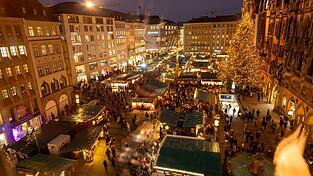 Stimmungsvoll inszeniert gehören Weihnachtsmärkte für viele Menschen zur Vorweihnachtszeit dazu. Die Veranstaltungen sind aber längst auch immer eine große Herausforderung für die Sicherheitsbehörden. (Archivbild)